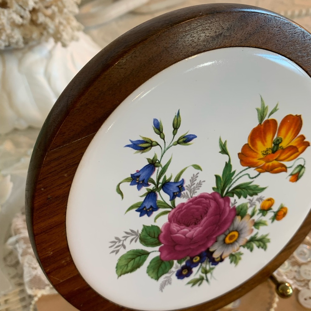 Vintage Floral Trivet 🌷 - Picture 3 of 11